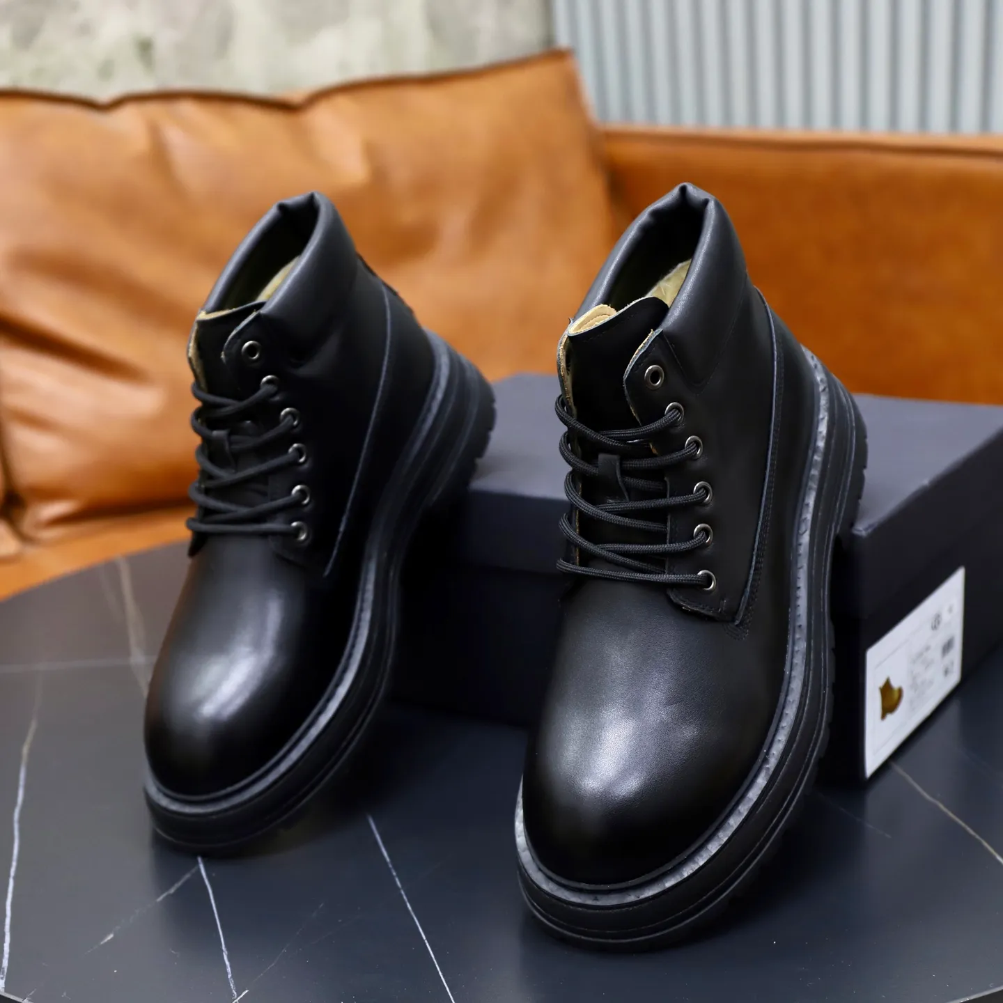Ex-factory price: 680💰Thick wool imported from Australia Brand: UGG genuine purchasing agent Size: 38-44 (customized in 45) Grade: Official website 1:1 Material: First-layer genuine leather waterproof and antifreeze upper Real wool lining Original non-slip Soft wear-resistant outsole Style category: Men's casual shoes Trendy style Comfortable on the feet Color: Official website color synchronization